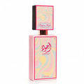 Lattafa Ajwad Pink 2 Pink Creamy Elixir — Botol segi empat pink dengan penutup bermotif warna pastel berombak dan kaligrafi Arab.