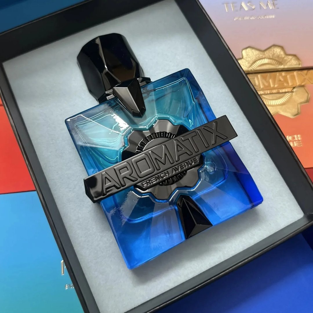 French Avenue Aromatix Magnetiq by French Avenue 100ml — Blue glass perfume bottle with black cap and metallic band, presented in a dark box with light blue lining.