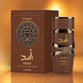 Lattafa Asad Bourbon Lattafa 100ml untuk Lelaki — Kotak minyak wangi coklat dengan lambang singa dan botol minyak wangi coklat sepadan dengan aksen emas, berlatarkan latar belakang gradien yang hangat.