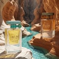 Lattafa Atlas Canyon Lattafa 55ml Unisex — Dua botol minyak wangi Lattafa Atlas dipamerkan di ngarai dengan sungai biru kehijauan mengalir melaluinya. Satu botol di latar depan sebelah kiri, satu lagi sedikit di belakang dan ke kanan.