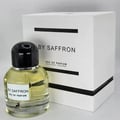 Maison Alhambra By Saffron Eau de Parfum — Botol kaca jernih berisi cecair kuning, penutup hitam, dan kotak putih berjalur hitam.