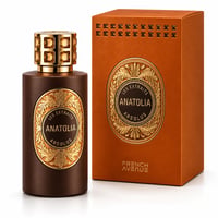 French Avenue Anatolia Absolus Les Extraits Unisex — Botol minyak wangi coklat berlabel emas berhias dan penutup emas bertatah permata, bersebelahan kotak oren padanannya berhiasan emas dan label.