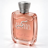 Kenz de Rasasi Hawas Desire First Kiss — Botol minyak wangi kaca jernih berisi cecair rose-gold, dengan lambang ular perak dan penutup perak berukir, di latar belakang putih.