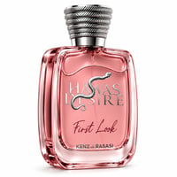 Kenz de Rasasi Hawas Desire First Look — Botol minyak wangi kaca merah jambu dengan lambang ular perak dan penutup perak bertekstur, di latar belakang putih.