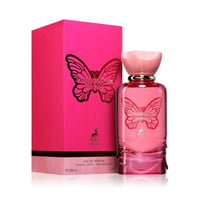 Maison Alhambra Papillon D'Or 100ml — A bright pink perfume box with a gold butterfly design stands next to a matching pink glass perfume bottle with a gold butterfly design and a pale pink cap. | Maison Alhambra Papillon D'Or 100ml — Kotak minyak wangi merah jambu terang dengan rekaan rama-rama emas berdiri di