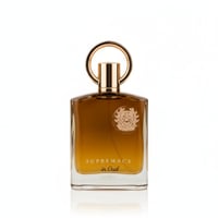 Afnan Supremacy In Oud by Afnan Perfumes – Botol kaca segi empat dengan cecair perang coklat keemasan, penutup bulat emas, dan lencana berukir emas di hadapan.