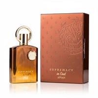 Afnan Supremacy In Oud by Afnan Perfumes – Botol kaca perang keemasan berkilat dengan penutup bulat emas, bersama kotak pembungkusan berwarna coklat tembaga dengan corak bunga fleur-de-lis dan ukiran logo.