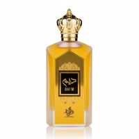 Al Wataniah Daim by Al Wataniah 100ml EDP – Women - Botol minyak wangi kaca lutsinar dengan penutup mahkota emas berkilat, label emas dengan tulisan Arab dan "DAI'M" serta logo Al Wataniah di bahagian bawah.