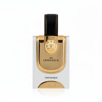 Armaf Monarque by Armaf Lions Club 100ml EDP — Botol wangian putih dengan perincian emas, menampilkan singa emas di bahagian hadapan dan penutup kulit hitam.