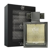 Abadi Saga by Zimaya EDP 100 ml Men — A black perfume box with a geometric silver pattern stands next to a square glass perfume bottle with a grey cap and a yellow liquid. | Abadi Saga by Zimaya EDP 100 ml Men — Kotak minyak wangi hitam dengan corak perak geometri berdiri di sebelah botol minyak wangi kaca segi empat