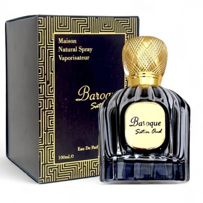 Maison Alhambra Baroque Satin Oud 100ml — A black fluted perfume bottle with a gold textured cap sits next to its matching dark blue and gold patterned box. | Maison Alhambra Baroque Satin Oud 100ml — Botol minyak wangi hitam berlekuk dengan penutup bertekstur emas duduk bersebelahan dengan kotak corak biru gelap dan