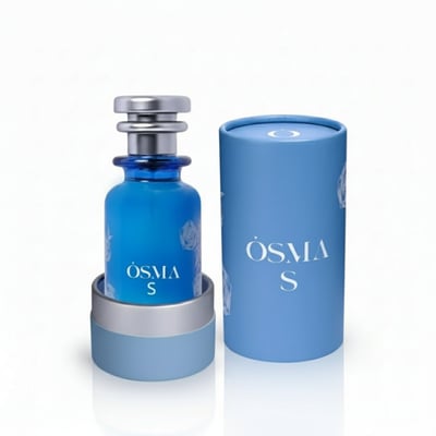 Osma Osma S – Pepper & Sandalwood EDP 150 ml — Blue perfume bottle with silver cap, presented in a light blue cylindrical box with white floral accents.