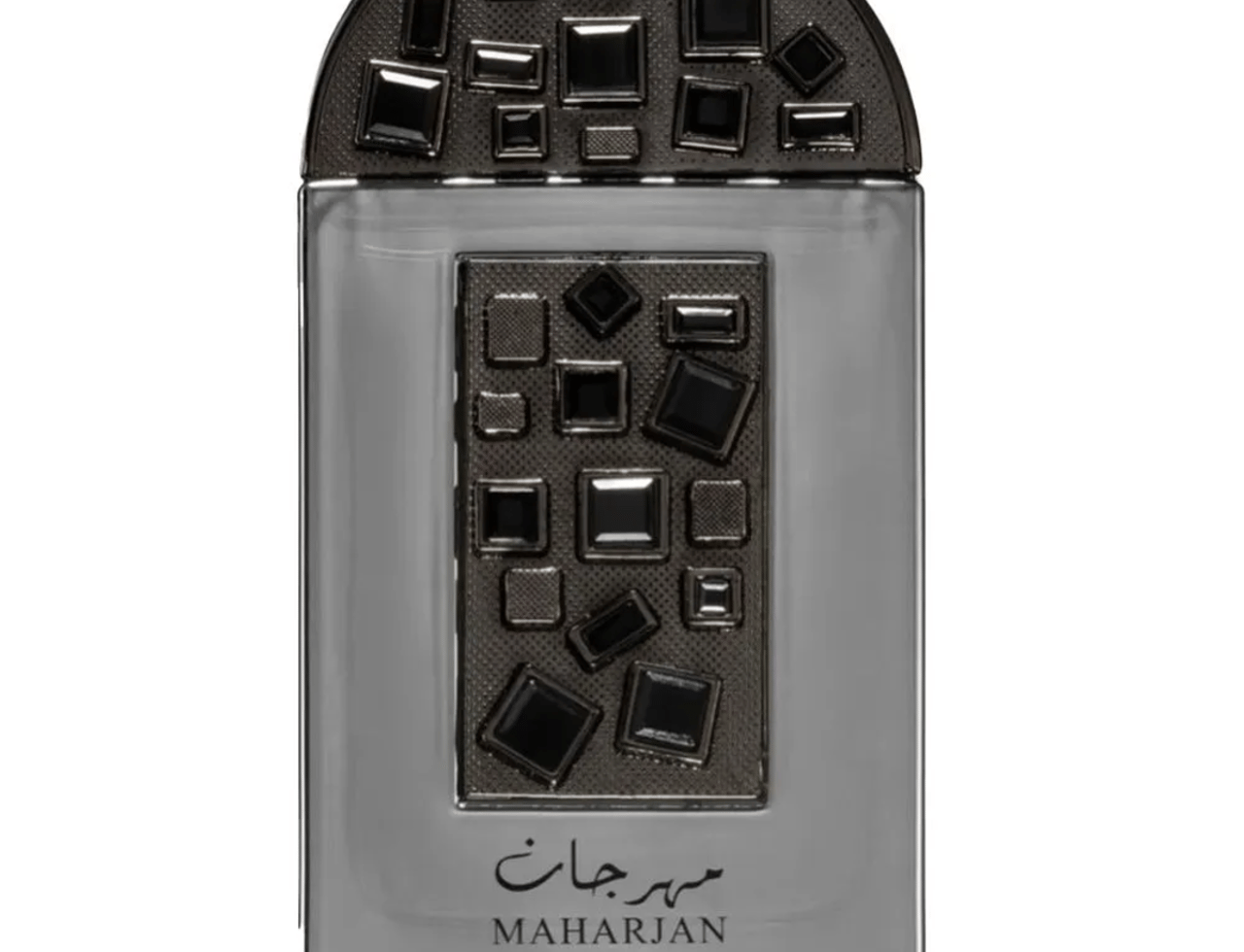 Lattafa Pride Maharjan Silver — Botol minyak wangi perak dengan penutup logam hiasan dan panel depan dihiasi pelbagai perincian kecil berwarna gelap berbentuk segiempat.