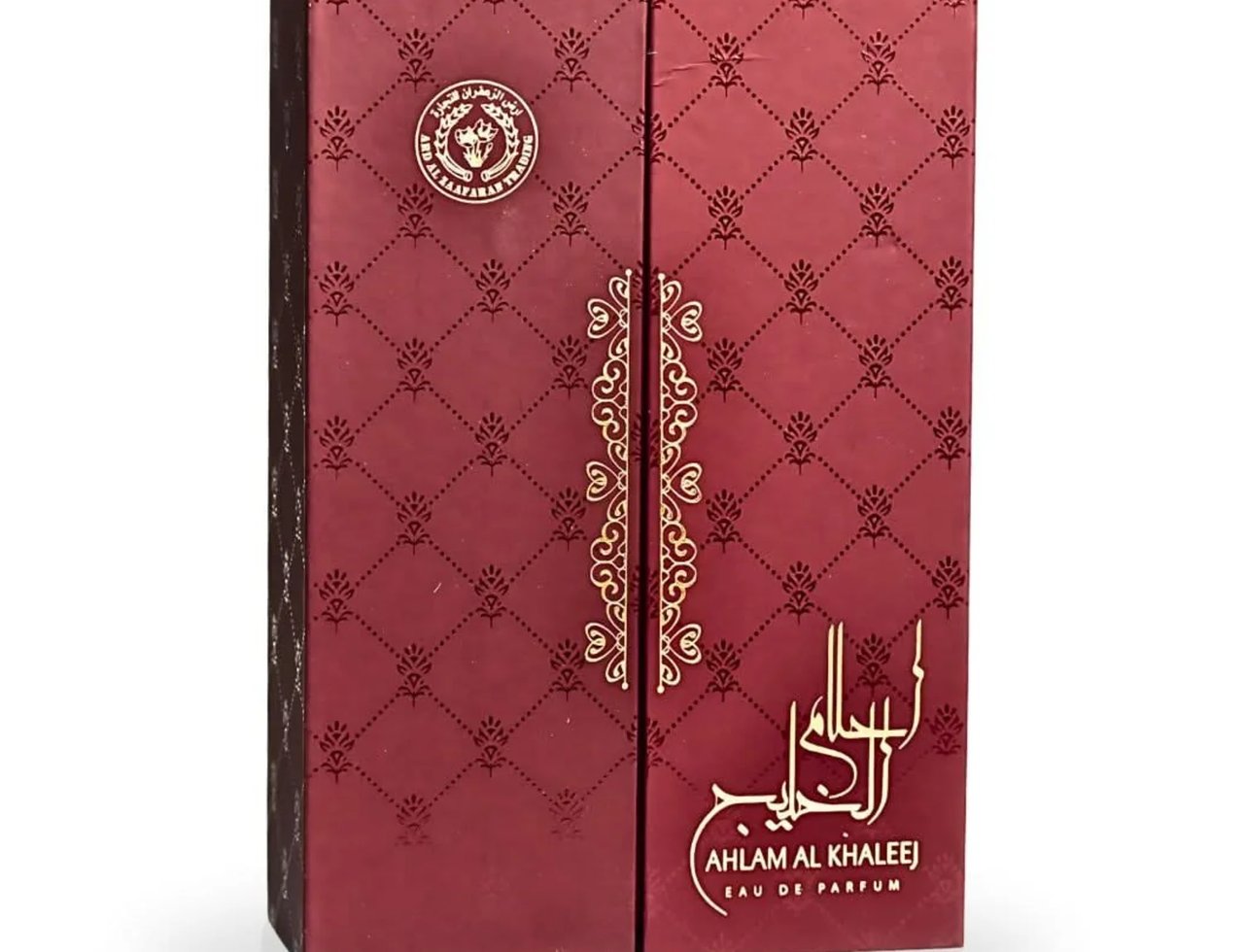 Ard Al Zaafaran Ahlam Al Khaleej 80ml by Ard Al Zaafaran — Kotak hadiah merah marun bertekstur dengan corak emas dan tulisan Arab serta Inggeris di bahagian hadapan.