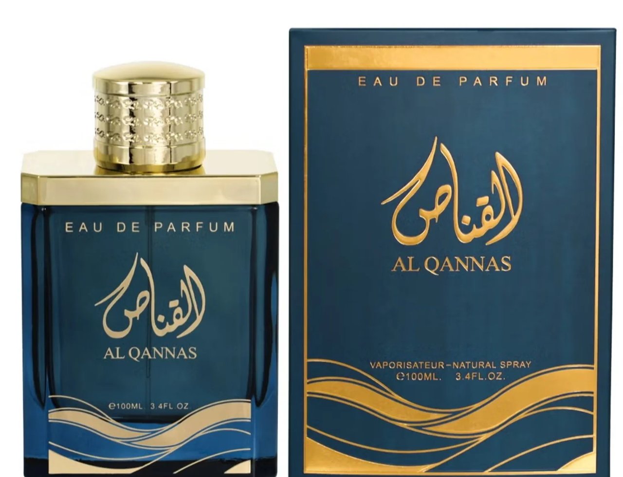 Ard Al Zaafaran Al Qannas Eau De Parfum 100ml — Botol kaca biru gelap dengan penutup emas berkilat, diletakkan di sebelah kotak kadbod biru gelap dengan reka bentuk gelombang emas.