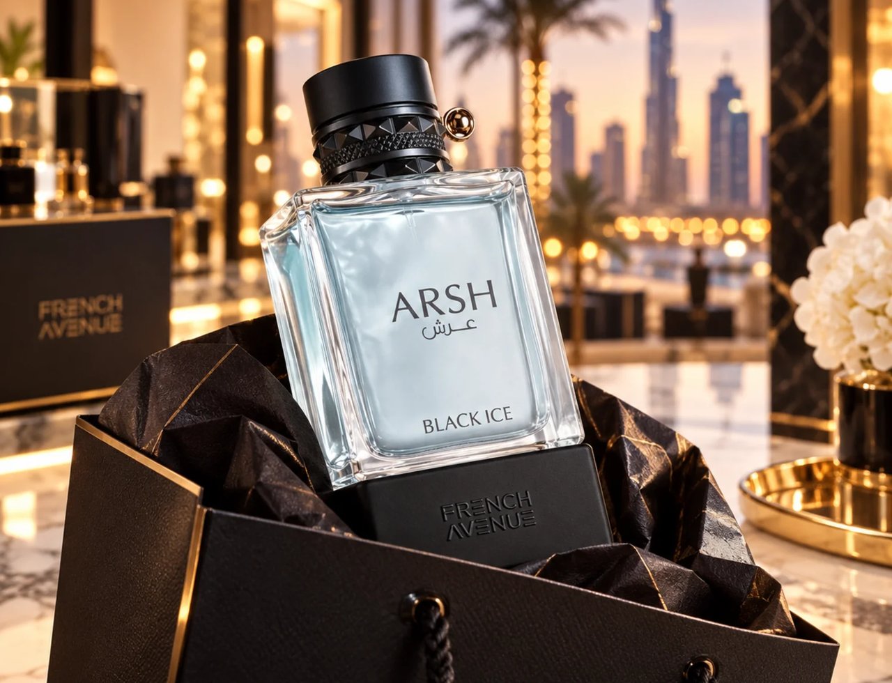 French Avenue Arsh Black Ice — Tangan pegang botol minyak wangi kaca jernih, penutup hitam bertakuk dan emas, latar belakang dalaman mewah kabur dengan pemandangan bandar.