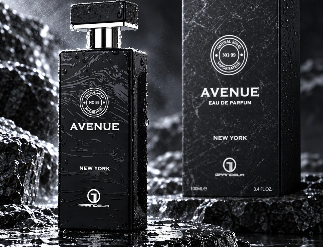 Grandeur Avenue New York 100ml EDP Lelaki — Botol dan kotak minyak wangi hitam bertakung air, di atas batu gelap yang basah.