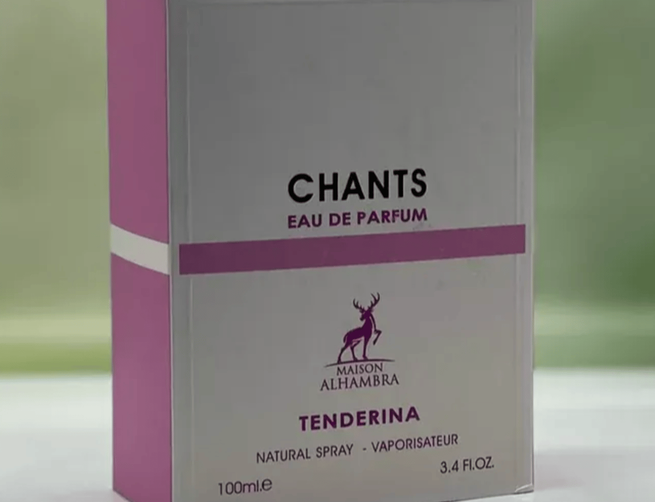 Maison Alhambra Chants Tenderina Eau de Parfum — Kotak minyak wangi merah jambu dan kelabu dengan aksen emas, memaparkan logo jenama dan nama produk.