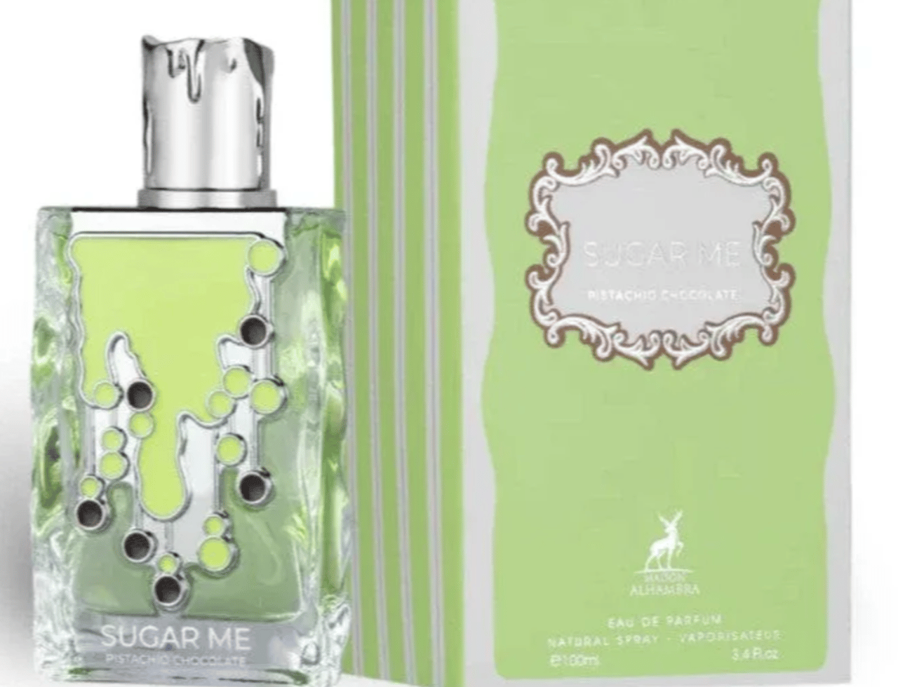 Maison Alhambra Sugar Me Pistachio Chocolate — Botol minyak wangi kaca jernih berisi cecair hijau dan penutup perak, bersebelahan kotak berjalur hijau putih dengan label hiasan.