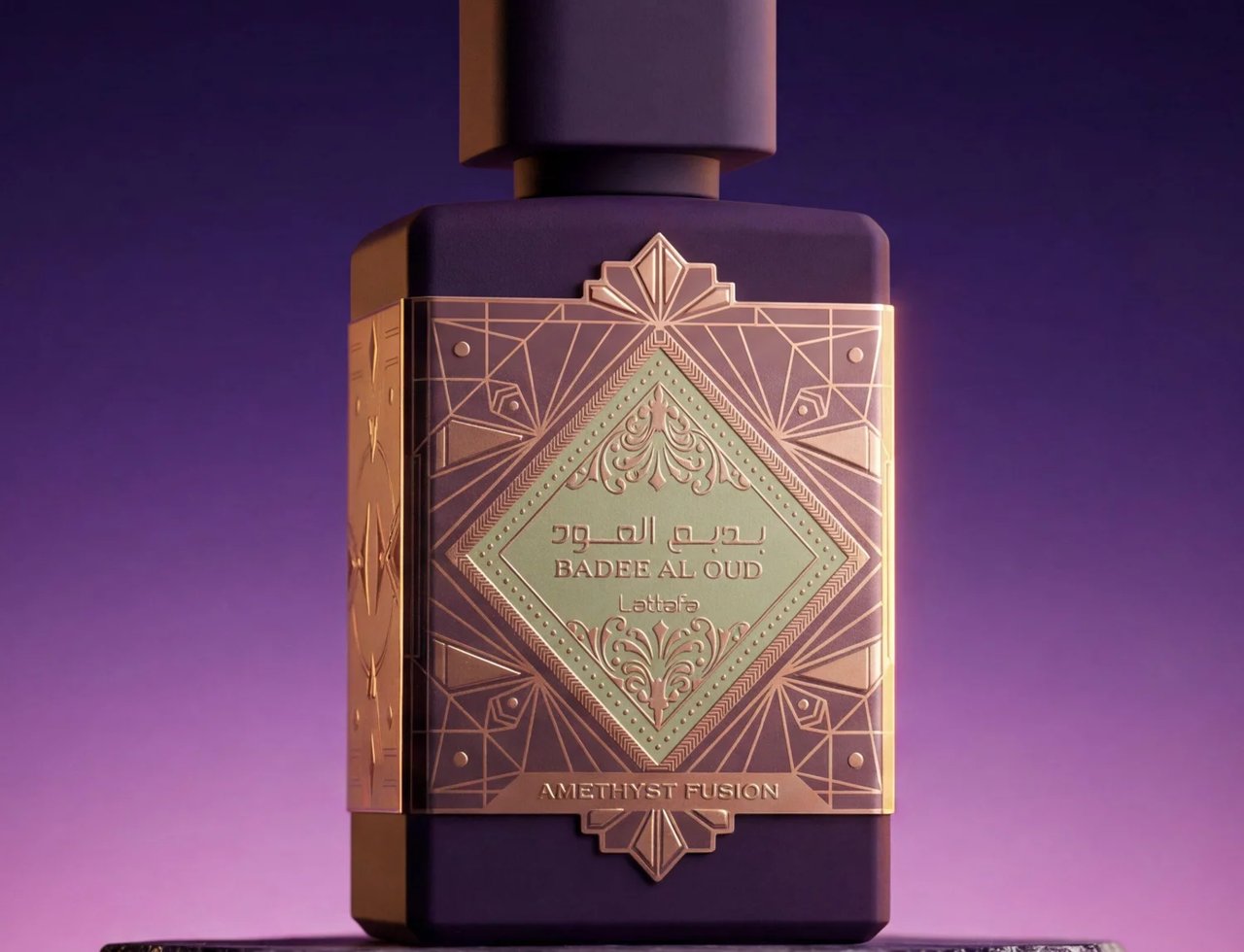 Lattafa Bade'e Al Oud Amethyst Fusion 100ml — Botol minyak wangi ungu gelap dengan reka bentuk geometri emas dan label hijau muda, diletakkan di atas permukaan gelap bertekstur dengan latar belakang ungu gradien.