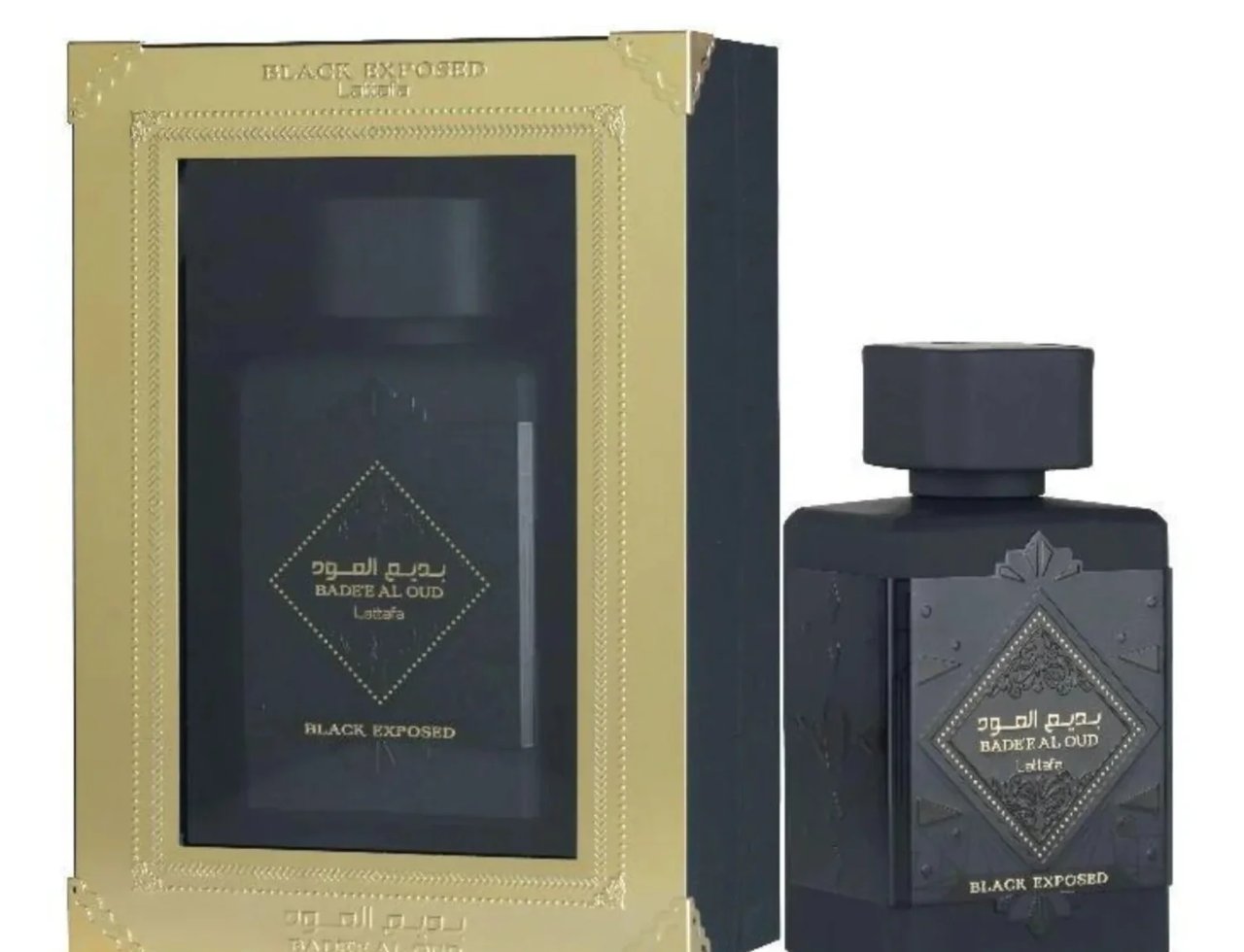 Lattafa Bade'e Al Oud Black Exposed Lattafa — Botol minyak wangi hitam matte dengan label berbentuk berlian berukir menampilkan tulisan Arab emas dan "BADEE AL OUD" dalam bahasa Inggeris, di atas latar belakang kayu.