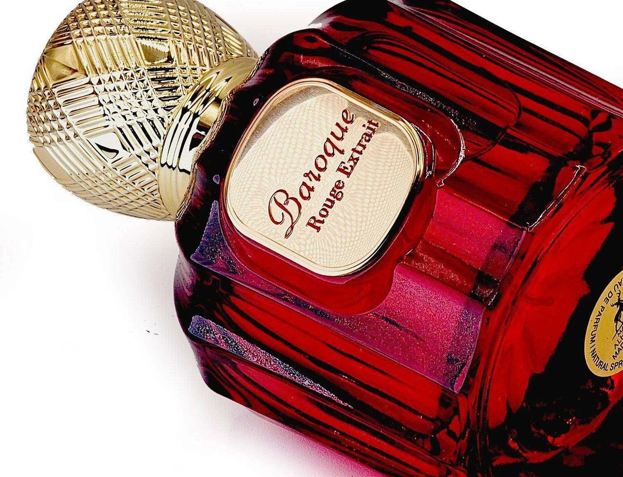 Maison Alhambra Baroque Rouge Extrait 100ml — Botol wangian merah berjalur hitam dengan penutup emas bertekstur, label berbentuk bujur dengan tulisan 'Baroque Rouge Extrait'