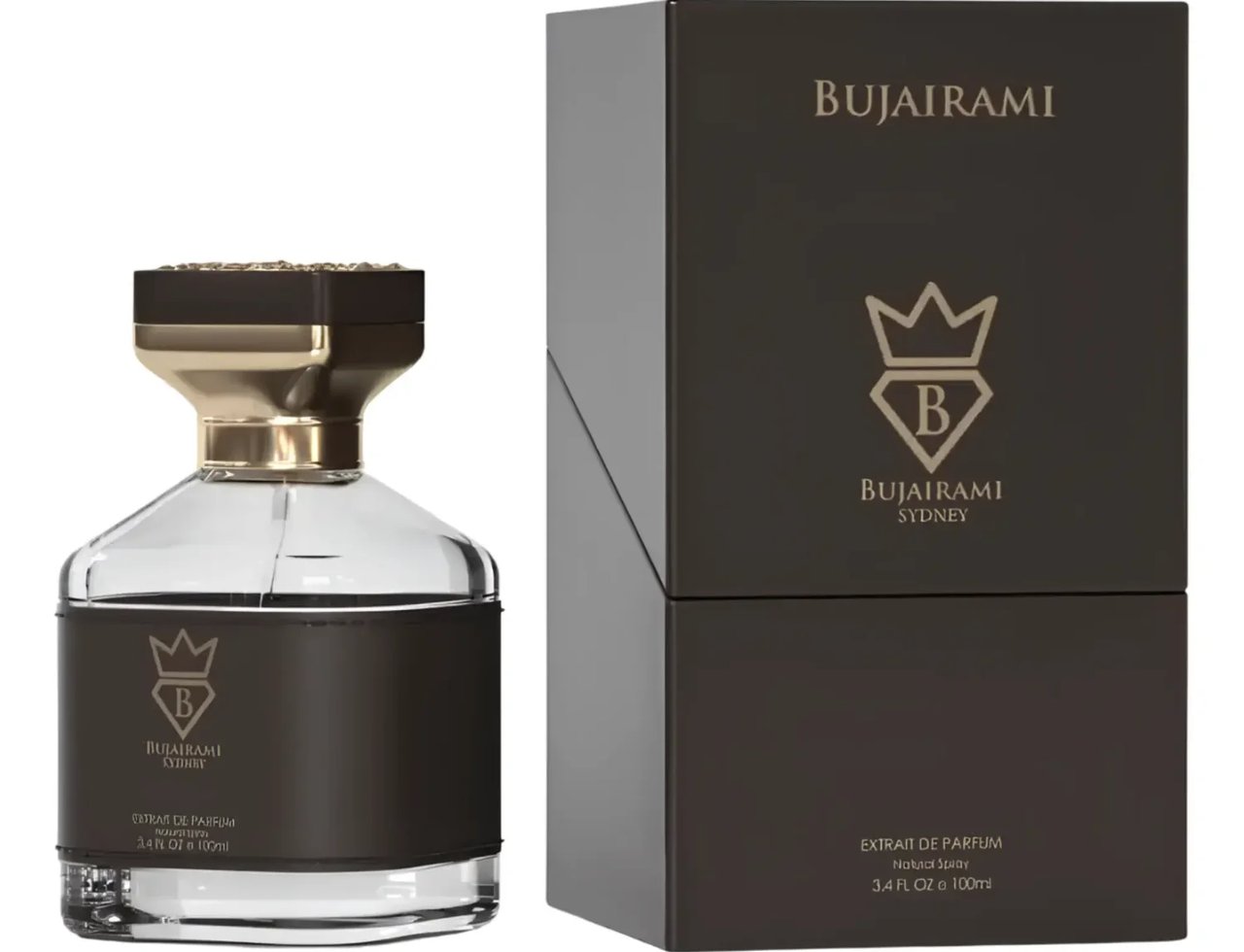 Bujairami Boss Life by Bujairami 100ml Extrait de Parfum — Botol minyak wangi kaca jernih berlabel gelap dan penutup emas, bersebelahan kotak persembahannya berwarna coklat gelap dengan jenama emas.