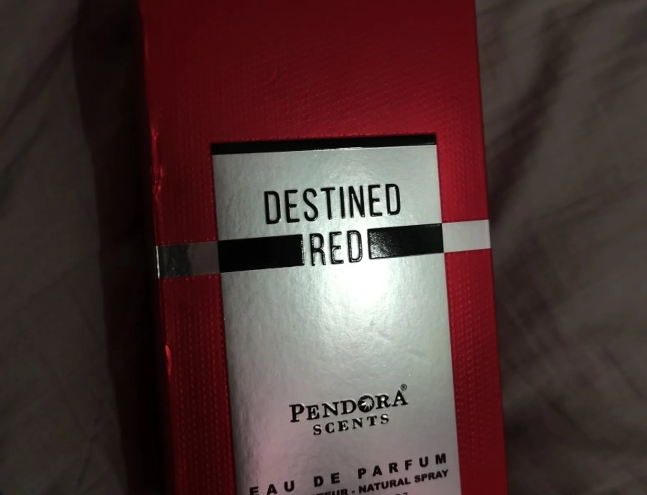 Pendora Destined Red 100ml — Kotak wangian merah bertekstur dengan label perak yang memaparkan tulisan 'DESTINED RED' dan logo 'PENDORA SCENTS'