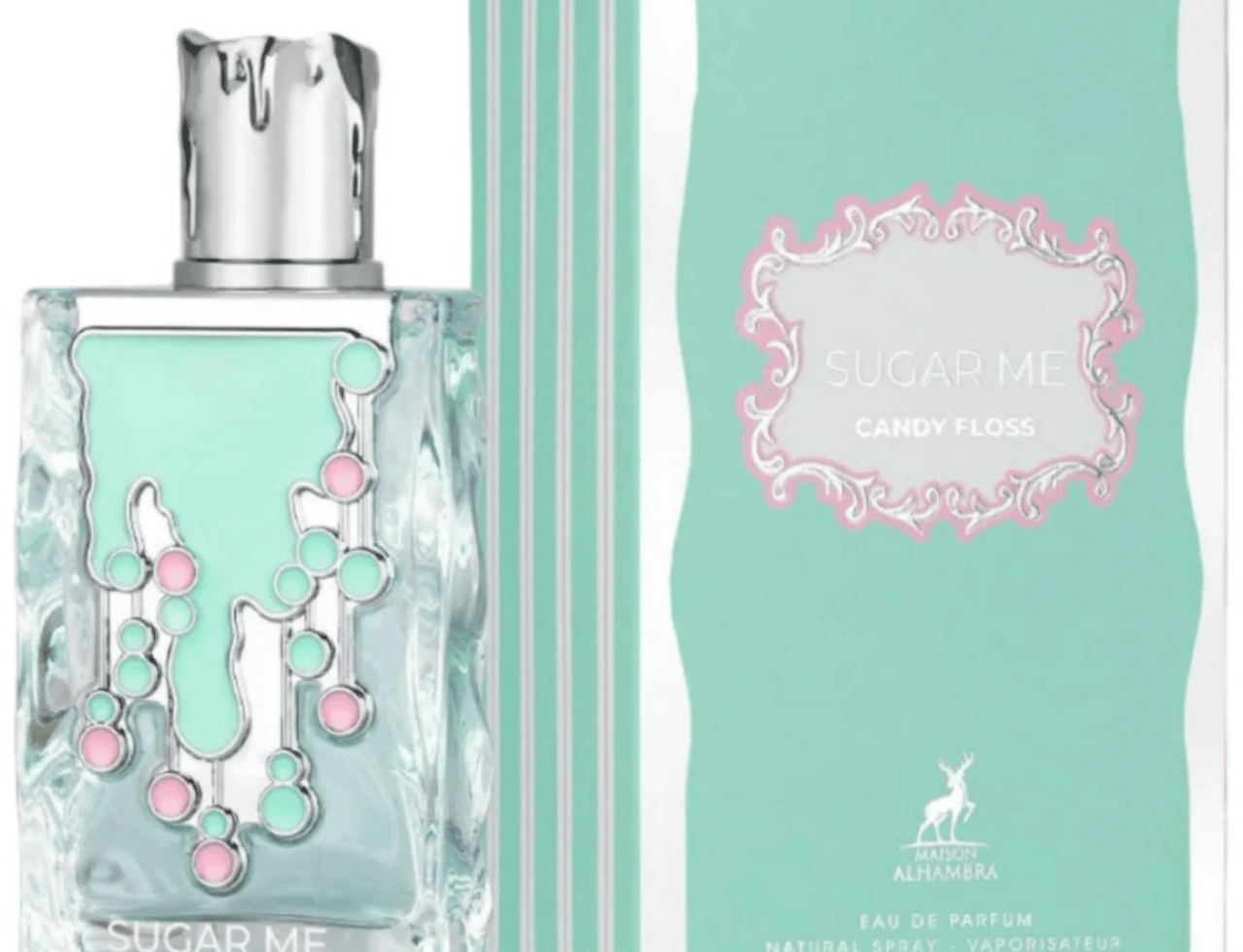 Maison Alhambra Sugar Me Candy Floss Eau de Parfum — Botol minyak wangi kaca jernih dengan cecair hijau pudina dan hiasan titisan perak, merah jambu, dan hijau pudina, bersebelahan kotak hijau pudina dan berjalur putihnya.