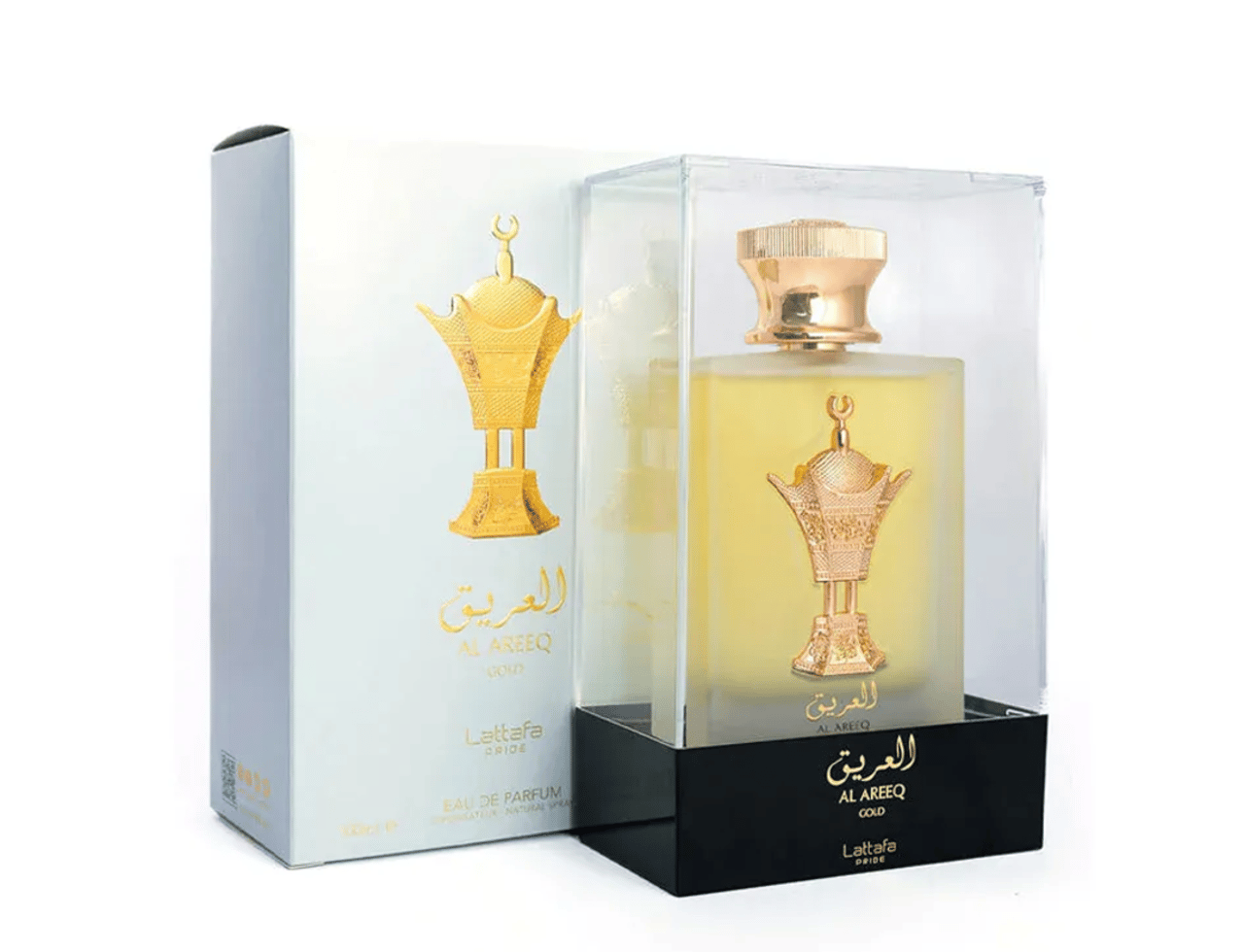 Lattafa Pride Al Areeq Gold — Botol minyak wangi keemasan yang jernih dengan penutup emas hiasan dan lambang pembakar dupa emas yang indah, diletakkan dalam kotak plastik lutsinar bersebelahan kotak putih dan emasnya.