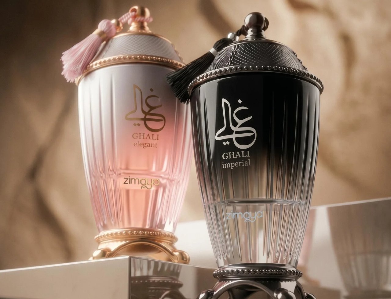 Zimaya Ghali Imperial Eau De Parfum 100ml — Dua botol wangian Zimaya, satu hitam Ghali Imperial dan satu merah jambu Ghali Elegant, dipamerkan di atas permukaan berkilat dengan latar belakang bertekstur.