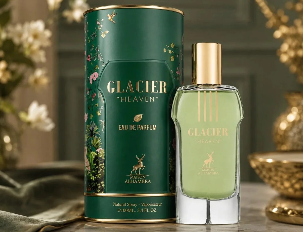 Maison Alhambra Glacier Heaven 100ml — Set wangian dalam kotak silinder hijau berhias bunga dan botol kaca hijau jernih dengan penutup emas, latar belakang gelap dengan bunga.