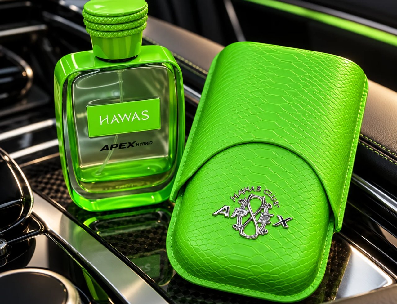 Kenz de Rasasi Hawas Apex Hybrid — Botol minyak wangi hijau terang dan sarung bertekstur sepadan dengan logo perak, dipamerkan di konsol dalaman kereta.