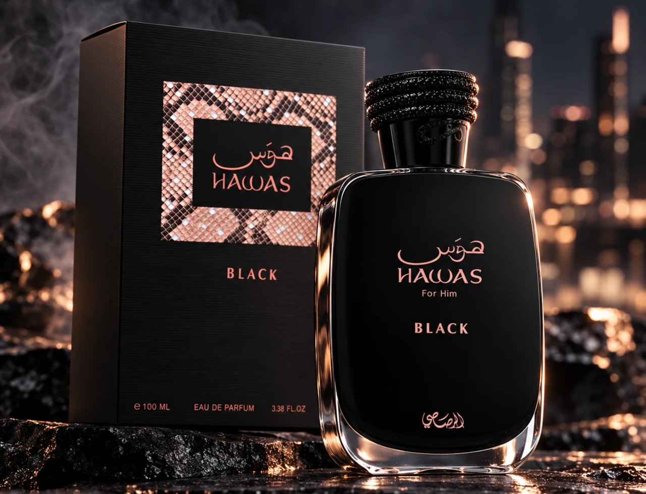 RASASI Hawas Black For Him oleh Rasasi 100ml EDP — Botol dan kotak wangian hitam di atas batu bertekstur dengan latar belakang langit bandar yang kabur pada waktu malam, kesan asap.