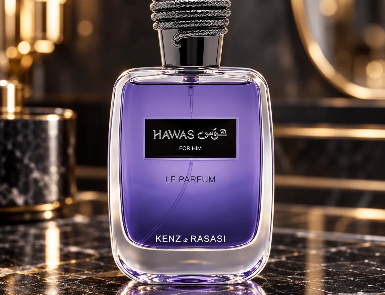 Kenz de Rasasi Hawas For Him Le Parfum — Botol kaca ungu dengan penutup unik seperti ular, di atas permukaan marmar dengan pantulan.