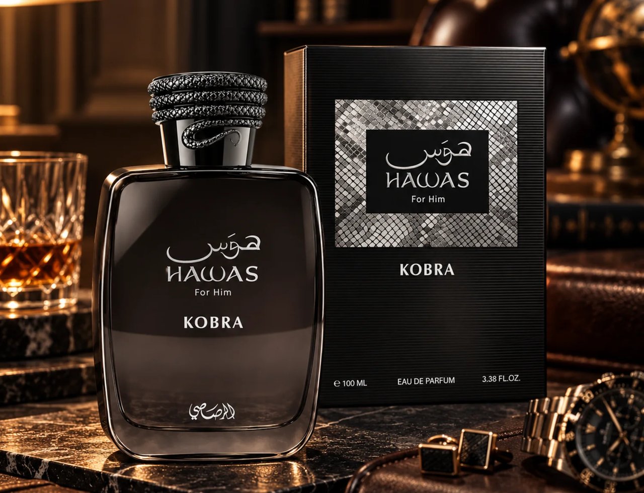 RASASI Hawas Kobra by Rasasi 100ml EDP — Botol minyak wangi kaca gelap bertutup unik seperti ular, bersebelahan kotak hitamnya, segelas minuman keemasan, dan aksesori lelaki di atas permukaan marmar.
