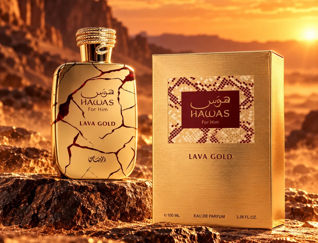 RASASI Hawas Lava Gold by Rasasi 100ml EDP — Set botol dan kotak emas retak di atas batuan dengan latar belakang gurun waktu matahari terbenam.