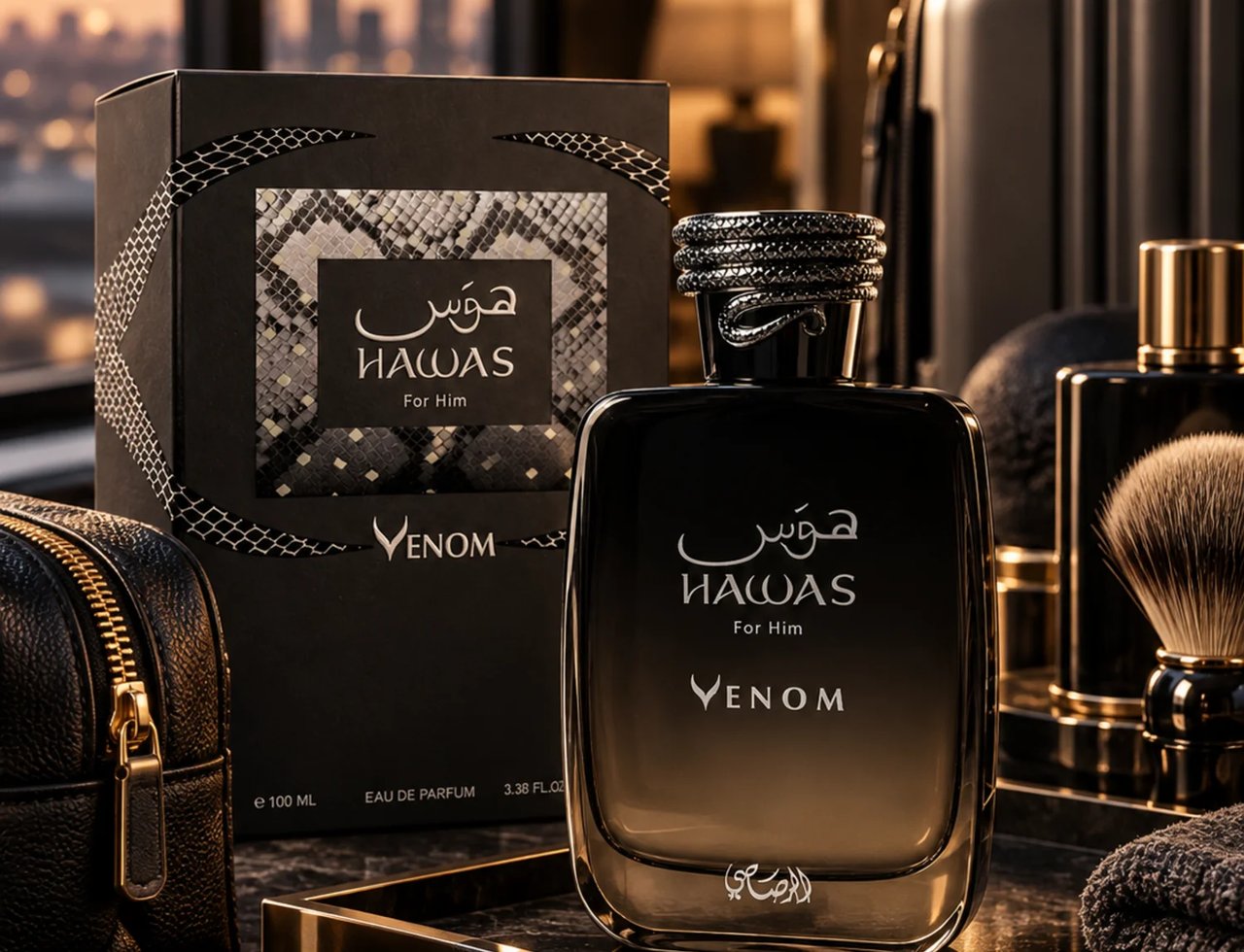 Rasasi Hawas Venom by Rasasi 100ml EDP — Botol dan kotak minyak wangi hitam emas corak kulit ular, dipamerkan bersama jam tangan mewah dan cermin mata hitam di atas permukaan marmar.