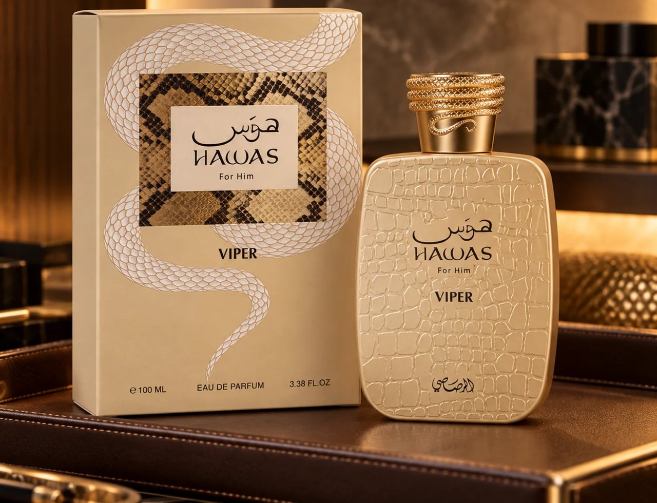 RASASI Hawas Viper by Rasasi 100ml EDP — Botol emas bertekstur dan kotak sepadan dengan motif ular, diperagakan di atas dulang gelap dengan latar belakang kabur.