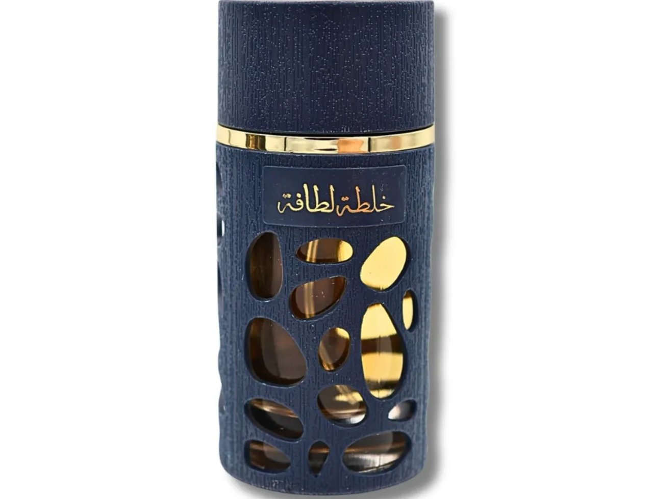 Lattafa Khalta Blend Of Lattafa Eau De Parfum 100ml — Botol minyak wangi gelap bertekstur dengan corak berlubang, penutup bertekstur gelap dan jalur emas di leher botol, tulisan Arab emas di bahagian tengah.