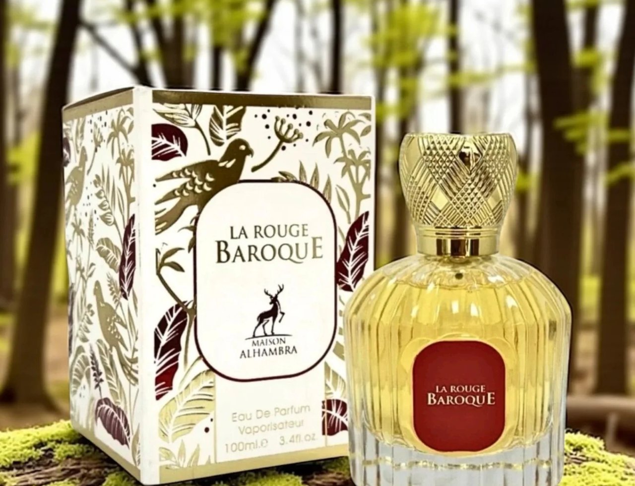 Maison Alhambra La Rouge Baroque 100ml — Botol kaca berjalur dengan penutup emas bertekstur, kotak wangi bercorak burung dan rusa di atas latar belakang hutan hijau