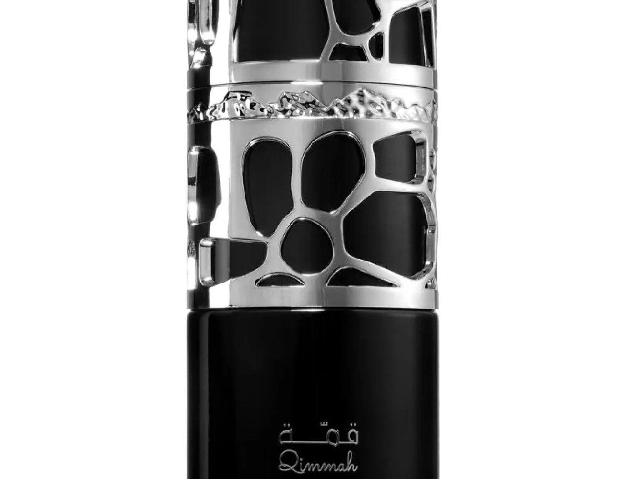 Lattafa Lattafa Qimmah Eau De Parfum for Men 100ml — Botol wangian hitam legam dengan reka bentuk penutup perak berlubang menyerupai sarang tebuan, dengan tulisan Arab dan 'Qimmah' dalam tulisan Latin di bahagian bawah.