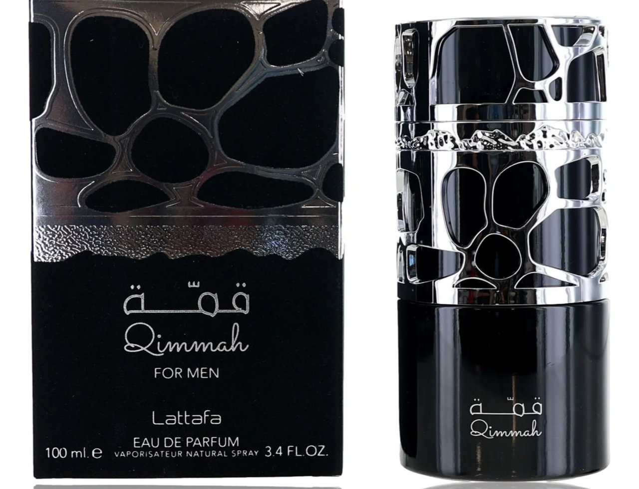 Lattafa Qimmah Eau De Parfum for Men 100ml — A black perfume box and bottle with a silver abstract pattern, set against a white background. | Lattafa Qimmah Eau De Parfum for Men 100ml — Kotak dan botol minyak wangi hitam dengan corak abstrak perak, diletakkan di atas latar belakang putih.
