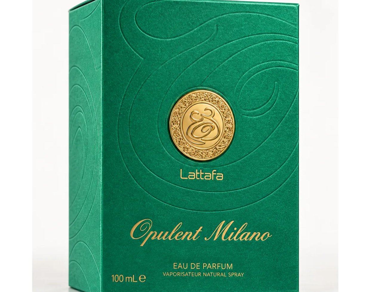 Lattafa Opulent Milano — Kotak hijau bertekstur dengan logo dan tulisan emas timbul, menunjukkan bahagian hadapan bungkusan minyak wangi.