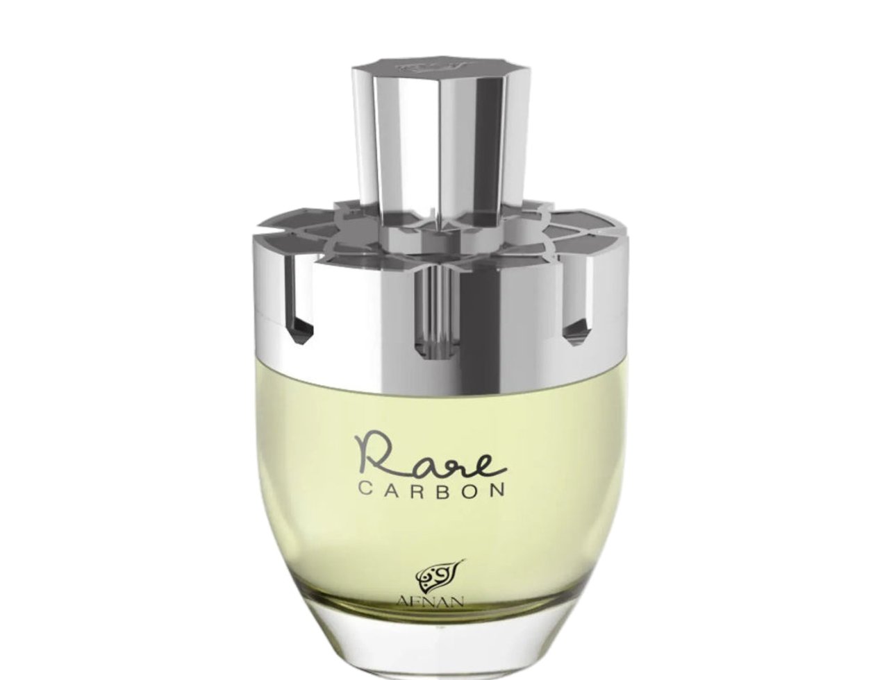 Afnan Rare Carbon — Botol minyak wangi lelaki kaca jernih dengan cecair kekuningan, penutup perak bertekstur unik, dan logo Afnan di bahagian bawah.