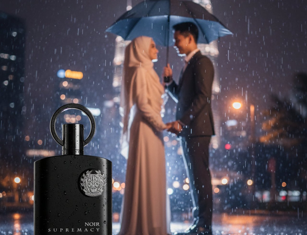 Supremacy Noir by Afnan 100ml EDP Men — Botol wangian hitam gelap berdiri di hadapan pasangan di bawah payung sewaktu hujan di bandar malam
