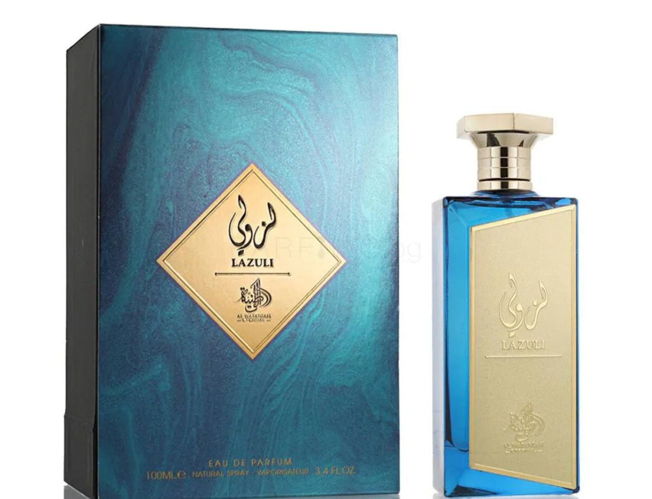 Al Wataniah Lazuli by Al Wataniah – 100ml Eau De Parfum, kotak biru kehijauan bertekstur marmar dengan botol minyak wangi biru jernih dan penutup emas di sebelah kanan