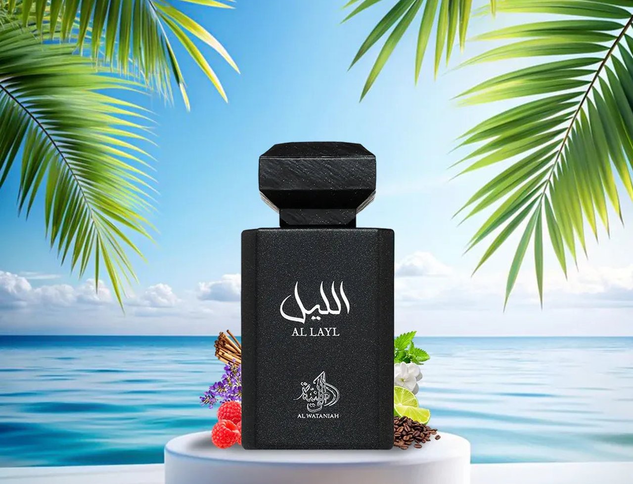 Al Wataniah Al Layl by Al Wataniah 100ml EDP for Men — Botol wangian hitam berkilau diletakkan di atas podium putih, dengan latar belakang pantai dan pokok palma.
