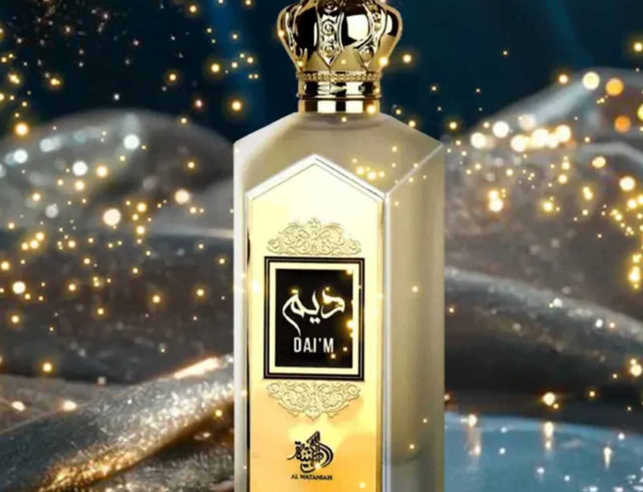 Al Wataniah Daim by Al Wataniah 100ml EDP – Women – Botol wangian kaca lutsinar dengan penutup mahkota emas, label hitam dengan tulisan Arab dan 'DAI'M' dalam emas, latar belakang kelabu berkilauan dengan lampu berkelip.