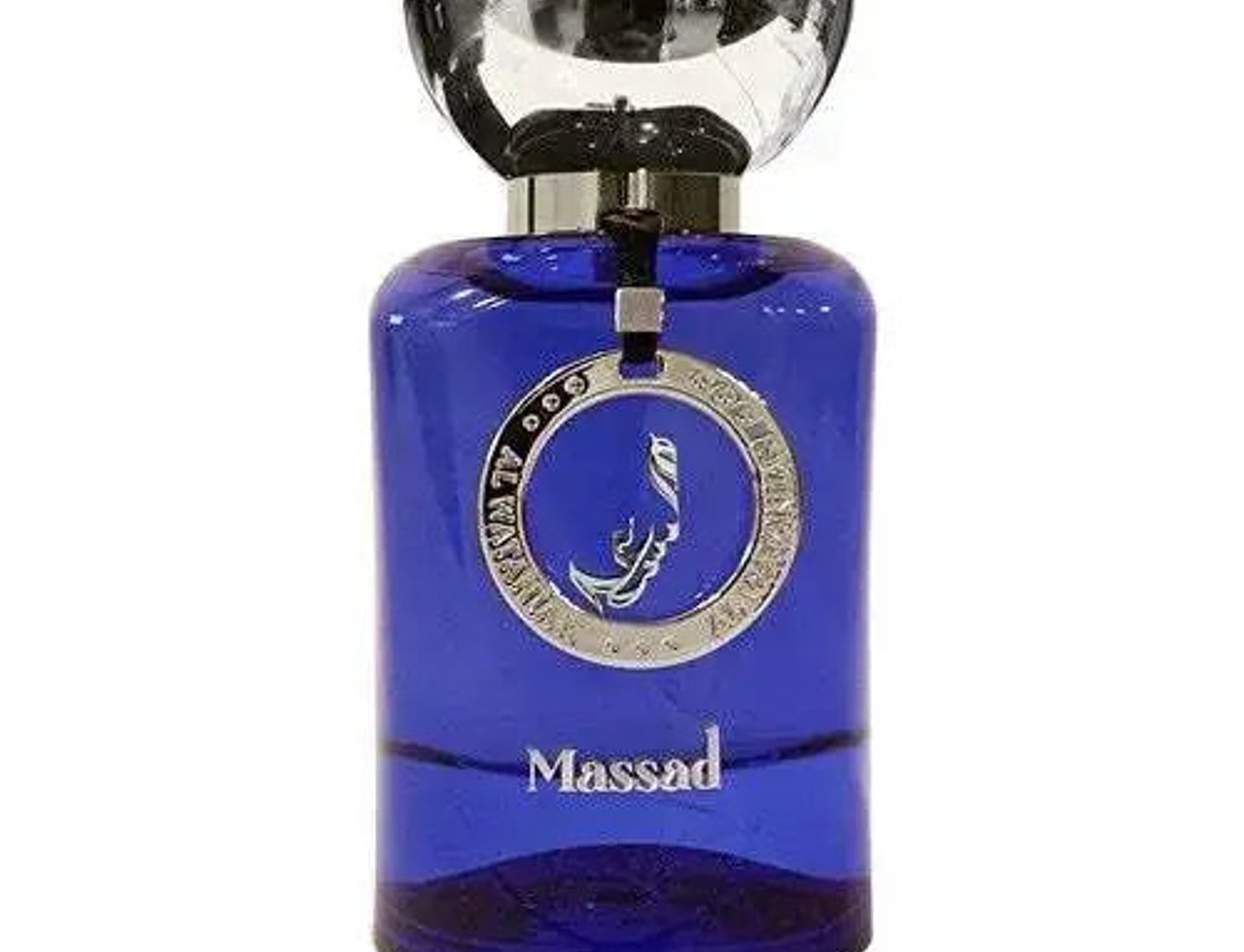 Al Wataniah Massad by Al Wataniah For Him 100ml Extract — Botol kaca biru gelap dengan penutup berkilat, tag bulat perak dengan ukiran profil wajah dan tulisan.